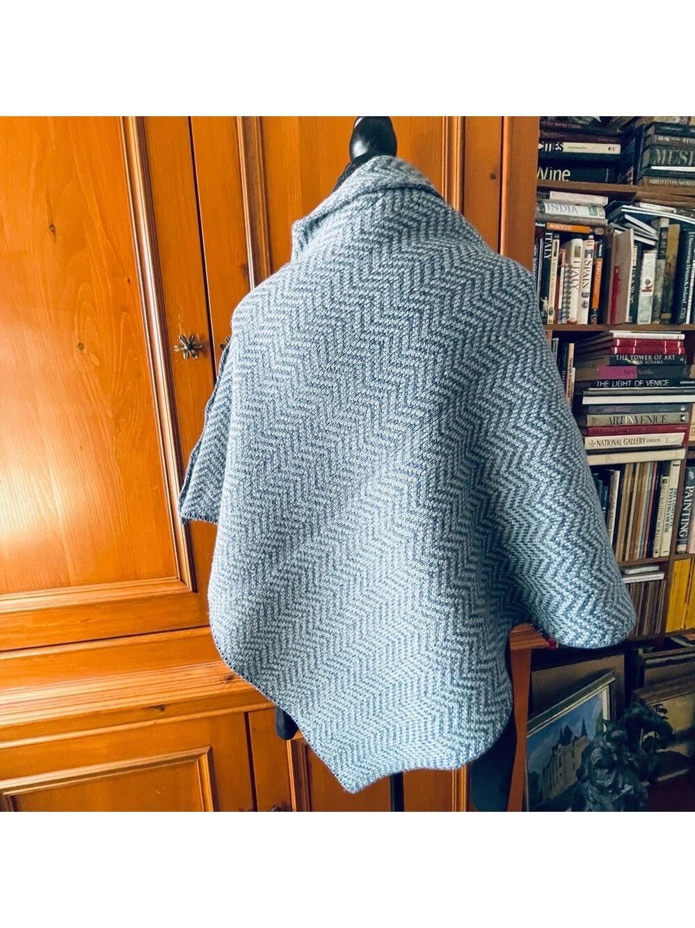 ARAN Irish Blue Herringbone Poncho w. Carved Wooden Button Detail -One Size BNWT - Picture 4 of 10